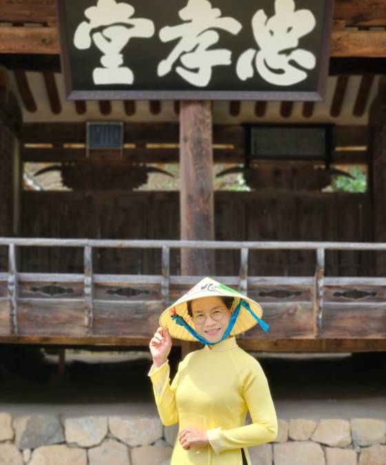 베트남 전통의상을 입고 경북 봉화군 충효당 앞에 선 도 옥 루이엔 광운대 교수. 이 일대에는 ‘K-베트남 밸리’가 조성될 예정이다. 김정석 기자