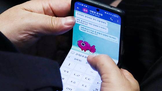 2022년 7월 26일 당시 권성동 국민의힘 원내대표가 26일 오후 서울 여의도 국회 본회의장에서 열린 경제 분야 대정부질문에서 윤석열 대통령의 문자를 확인하는 모습. 뉴스1