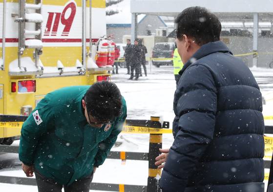 한동훈 국민의힘 비상대책위원장이 2024년 1월 23일 화재가 발생한 충남 서천 특화시장에서 현장을 방문한 윤석열 대통령에게 인사하고 있다. [뉴스1]