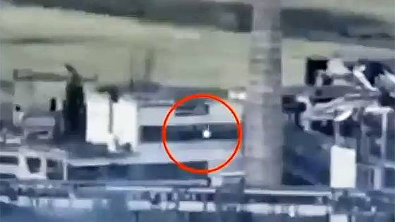 현지 매체가 전한 작전 당시 영상을 보면 우크라이나군이 러시아군을 저격할 때마다 섬광이 번쩍인다. 사진 텔레그램 캡처