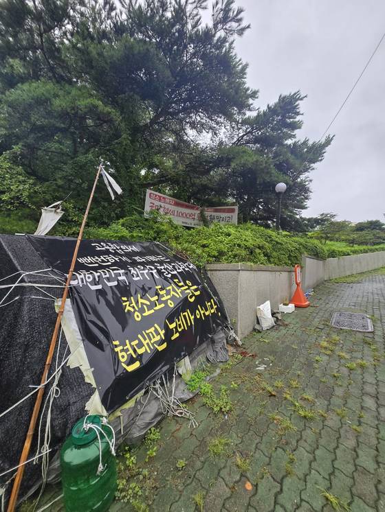 울산 동구 울산과학대학교 앞에 있는 천막 농성장. 일흔이 넘는 고령자 4명이 상주하고 있다. 이들은 교대로 천막을 지키며 학교를 상대로 복직과 임금 보장을 요구하고 있다. 11년째다. 김윤호 기자
