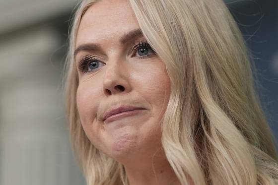 캐롤라인 레빗 백악관 대변인이 19일(현지시간) 브리핑에서 트럼프 대통령이 언급한 "천국에 가고싶다"는 발언의 의미에 대해 설명하고 있다. AP=연합뉴스