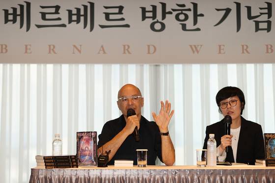 베르베르는 "독자들의 머릿속에 영화같은 모습을 그려보이고 싶었다"며 "집필할 때 독자의 상상력보다 앞서 나가려 한다"고 말했다. 연합뉴스