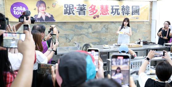 치어리더 이다혜가 18일 전북 전주시 한국전통문화전당에서 팬들과 함께 비빔밥 만들기 체험을 앞두고 인사를 하고 있다. 전북 출신 이다혜 치어리더는 오늘 완주 대승한지마을에서 전북특별자치도 관광홍보대사로 위촉된다. [뉴스1]