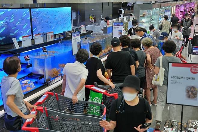 지난해 8월 22일 롯데마트 제타플렉스 잠실점 수산 코너에서 '서해안 햇꽃게'를 구매하는 고객들의 모습 / 사진=롯데마트 제공