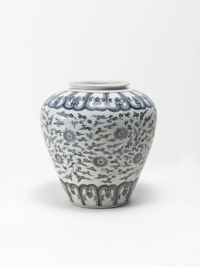 이번 경매에 나오는 조선 15세기 청화백자. /CHRISTIE'S IMAGES LTD. 2025