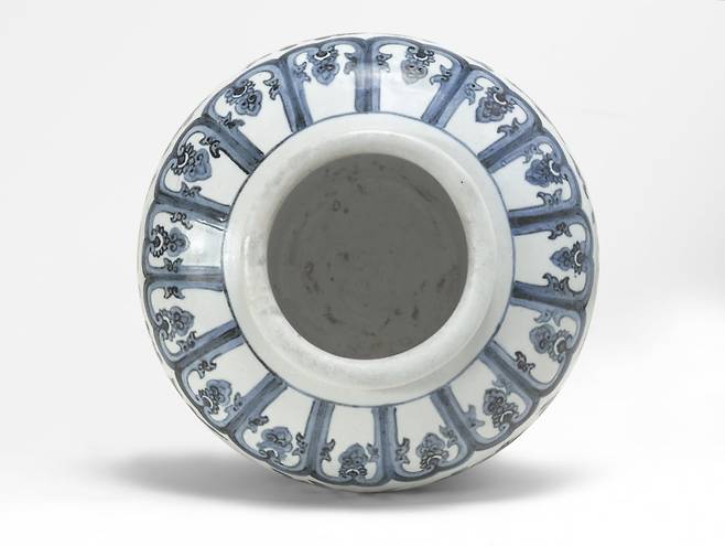 이번 경매에 나오는 조선 15세기 청화백자. /CHRISTIE'S IMAGES LTD. 2025