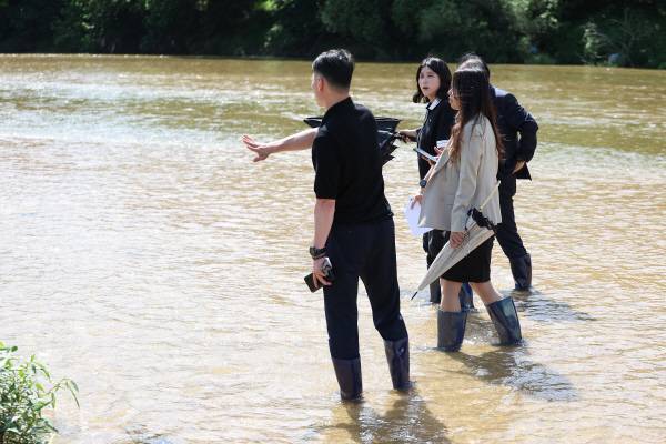 채상병 사건 외압·은폐 의혹을 수사하는 순직해병특검팀이 파견한 류관석·김숙정 특검보와 수사관들이 14일 경북 예천군 호명읍 보문교 인근 내성천 채상병 순직 현장을 찾아 현장 조사를 하고 있다. 연합뉴스