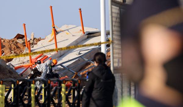 미국 국가교통안전위원회(NTSB)와 연방항공국(FAA), 보잉사 관계자들로 구성된 미국 조사단이 지난 1월 1일 오후 전남 무안국제공항 사고 현장에서 국토부 사고조사관과 함께 사고기 잔해를 확인하고 있다. 연합뉴스