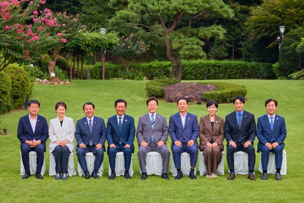 이재명 대통령이 20일 서울 한남동 관저에서 더불어민주당 지도부와 만찬 전 기념 촬영을 하고 있다. 2025.8.20 [대통령실 제공]