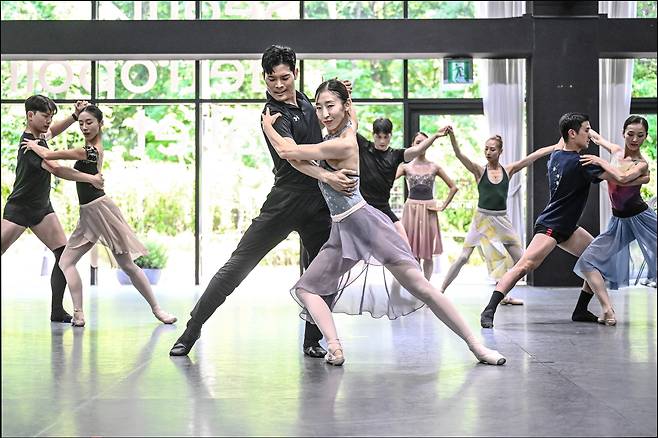 Choi Young-gyu (left) rehearses a scene from Hans van Manen's "5 Tangos." (Seoul Metropolitan Ballet)