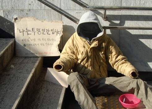 'I am an invisible person' An installation artwork that likens the plight of society’s neglected and underprivileged to invisible people. Empty clothes were erected in places where homeless people are often seen sitting, as if the person had vanished. (Jeski Social Campaign)