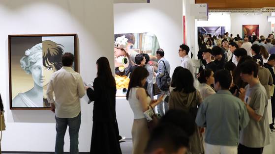 People look at paintings on the opening day of Frieze Seoul 2024 at the Coex convention center in Gangnam District, southern Seoul. [NEWS1]