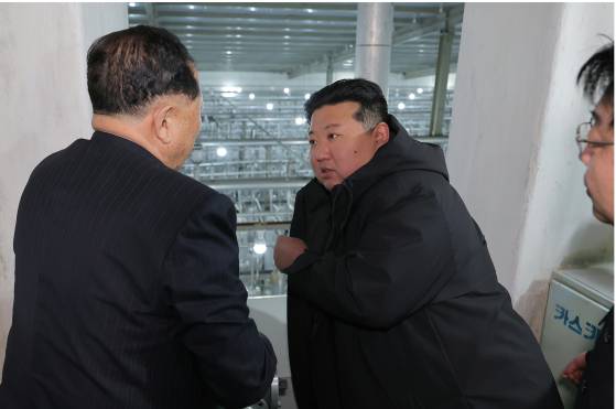 North Korean leader Kim Jong-un inspects an uranium enrichment facility and research center on Jan. 29. [NEWS1]