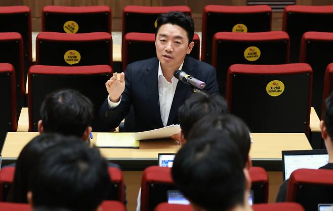 강훈식 대통령비서실장이 19일 서울 용산 대통령실 청사에서 기자간담회를 하고 있다. 연합뉴스