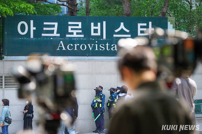 윤석열 전 대통령 부부의 사저와 코바나콘텐츠 사무실이 위치한 서울 서초구 아크로비스타. 유희태 기자 &nbsp;
