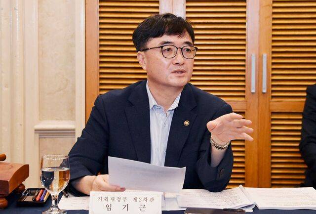 임기근 기획재정부 차관이 20일 서울 영등포구 켄싱턴호텔에서 열린 '제3차 조달정책심의위원회'를 주재하고 있다. 연합뉴스