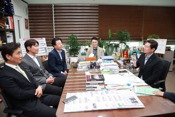 지난 6월19일 용인시청 시장실에서 이상일 시장(오른쪽 첫번째)이 김진형 단장(왼쪽 첫번째), 이동국 테크니컬디렉터(왼쪽 두번째)와 용인FC 운영 방안을 논의하고 있다. 용인특례시 제공