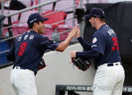전준우와 데이비슨 / 사진=연합뉴스