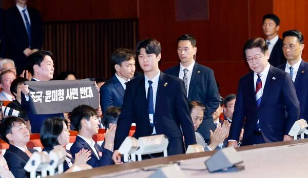 ▲안철수 국민의힘 의원이 지난 15일 광복절 경축식에서 이재명 대통령의 기념사 낭독후 이동하는 길에 조국 윤미향 사면 반대 손팻말을 들어 침묵시위을 하고 있다. 사진=안철수 페이스북