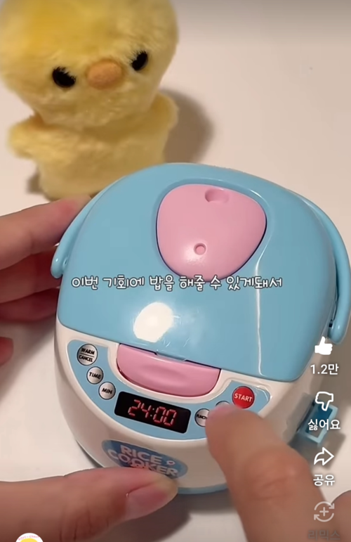 인형(‘오리쨩’)에게 밥을 해주는 ‘인형계’ 채널의 한장면. [자료=유튜브 ‘Baekkum(백꿈)’ 채널 스크린샷]