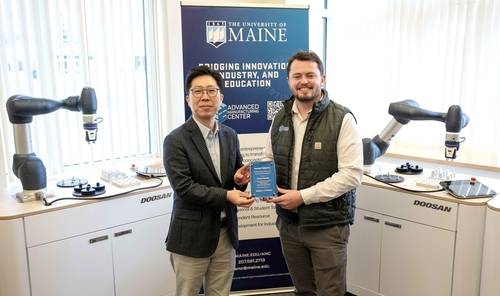 김현수 두산로보틱스 상무(왼쪽)가 메인대학교 첨단제조센터 브래들리 덴홀름 부소장과 기념촬영하고 있다. 두산로보틱스