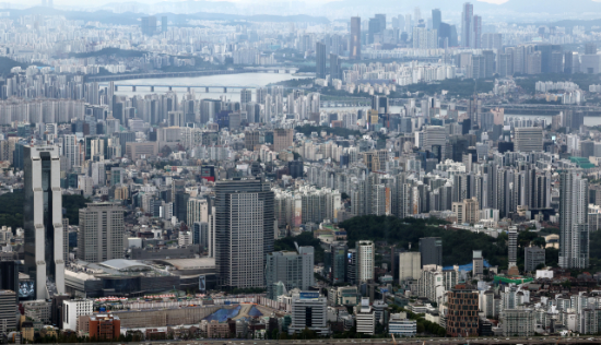 서울 송파구 롯데월드타워 전망대에서 바라본 서울 시내 아파트 모습. (사진=연합뉴스)