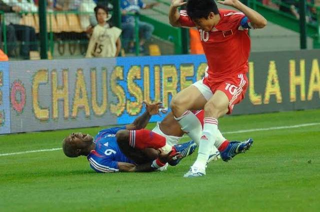 지브릴 시세를 향한 ‘살인 태클’로 유명한 정즈. 그는 왜 2002 한일월드컵에 출전하지 않았을까. 사진=X