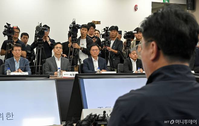 (서울=뉴스1) 민경석 기자 = 14일 오후 서울 중구 직업능력평가원에서 열린 중대재해 근절을 위한 20대 건설사 CEO 간담회에서 건설사 대표들이 김영훈 고용노동부 장관의 모두발언을 듣고 있다.(공동취재) 2025.8.14/뉴스1  Copyright (C) 뉴스1. All rights reserved. 무단 전재 및 재배포,  AI학습 이용 금지. /사진=(서울=뉴스1) 민경석 기자