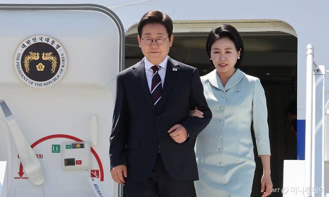 [캘거리=뉴시스] 최진석 기자 = 주요 7개국(G7) 정상회의에 참석하는 이재명 대통령이 16일(현지 시간) 캐나다 앨버타주 캘거리국제공항에 도착해 김혜경 여사와 공군 1호기에서 내리고 있다. 2025.06.17. myjs@newsis.com /사진=