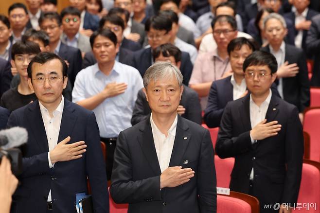[서울=뉴시스] 권창회 기자 = 이찬진 신임 금융감독원장이 14일 오후 서울 여의도 금융감독원에서 열린 취임식에서 국민의례를 하고 있다. 2025.08.14. kch0523@newsis.com /사진=권창회