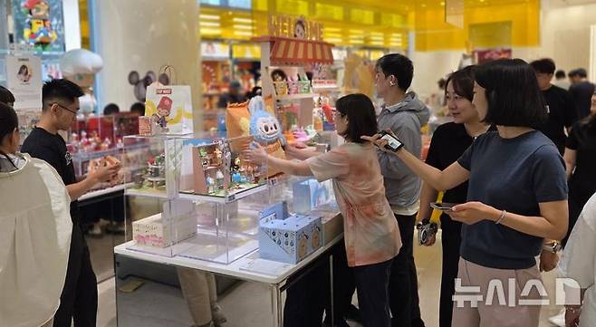 [베이징=뉴시스] 중국 베이징 차오양구 포스코센터 1층에 있는 캐릭터숍인 팝마트(Pop Mart) 매장에서 방문객들이 '라부부(Labubu)' 등 캐릭터 제품들을 살펴보고 있다.