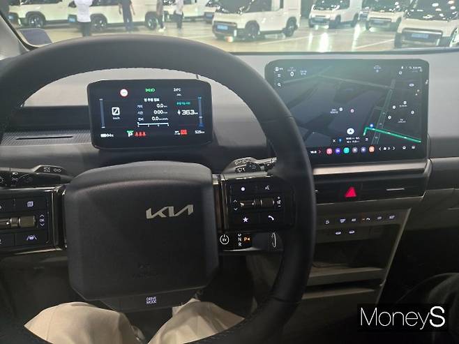 PV5 내부에는 12.9인치 디스플레이가 탑재됐다. /사진=김이재 기자