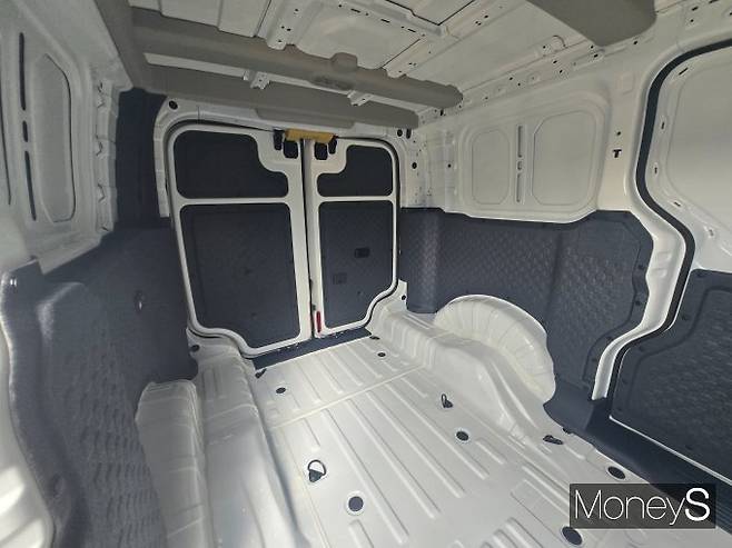 카고룸은 길이 2255㎜, 폭 1565㎜, 높이 1520㎜로 최대 4420ℓ까지 적재할 수 있다. /사진=김이재 기자