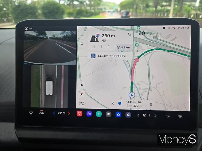 카고 모델은 룸 미러가 없는 대신 내부 디스플레이를 통해 후방 시야를 확인할 수 있다. /사진=김이재 기자