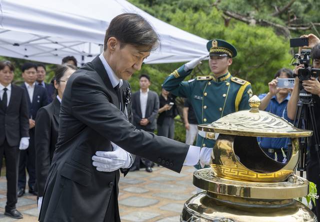 조국혁신당 조국 전 대표가 18일 서울 동작구 국립서울현충원 내 김대중 전 대통령 묘역을 찾아 참배를 하고 있다. 공동취재