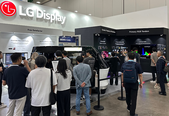 20일 부산 벡스코에서 열린 국내 최대 디스플레이학술대회 IMID에 방문한 관람객들이 LG디스플레이 부스를 둘러보고 있다. [LG디스플레이 제공]