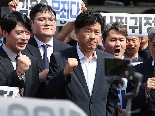 대장동 개발 민간업자 일당에게 금품을 받은 혐의로 항소심에서 실형을 선고받고 법정구속 된 후 보석으로 석방된 김용 전 민주연구원 부원장이 20일 경기도 화성시 마도면 화성직업훈련교도소 앞에서 참석자들의 구호를 듣고 있다. [연합]