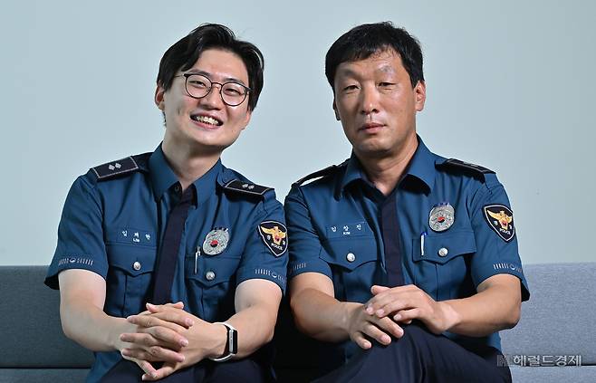 월곡지구대 임채현(왼쪽) 순경과 종암경찰서 범죄예방대응과 김창진 경감이 지난달 서울 성북구 종암경찰서에서 헤럴드경제와 인터뷰에 앞서 포즈를 취하고 있다. 임세준 기자