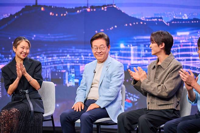 이재명 대통령이 20일 오후 5시 녹화방송 형태로 공개하는 아리랑 국제방송 ‘케이팝 더 넥스트 챕터’ 프로그램에 출연하고 있다. 이 대통령은 넷플릭스 애니메이션 ‘케이팝 데몬 헌터스’(케데헌) 매기 강 감독, 트와이스의 지효·정연, 음악 프로듀서 겸 디제이 알티(R.Tee), 평론가 김영대와 K팝 산업의 미래에 관해 논의했다. [대통령실 제공]