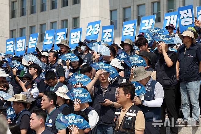 [서울=뉴시스] 김명년 기자 = 민주노총·한국노총 조합원들을 비롯한 시민사회단체 회원들이 지난달 28일 오전 서울 여의도 국회 본청 계단 앞에서 노조법 2·3조 개정안 후퇴 저지 및 신속 통과 촉구 기자회견이 열리고 있다. 2025.07.28. kmn@newsis.com