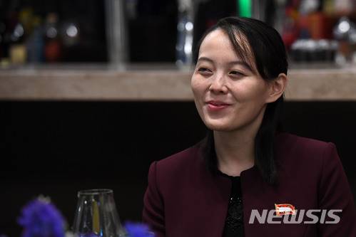 [강릉=뉴시스]사진공동취재단 = 평창동계올림픽을 계기로 방남한 김정은 북한 노동당 위원장의 동생 김여정 노동당 중앙위 제1부부장이 2018년 2월 10일 오후 강원 강릉시 스카이베이 경포호텔에서 열린 통일부 장관 주재 만찬에서 미소짓고 있다. 2025.08.20.photo@newsis.com