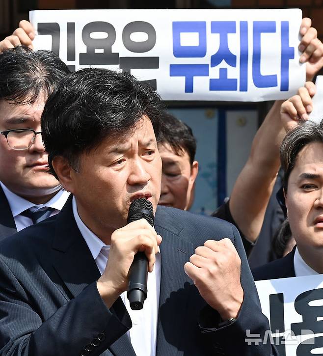 [화성=뉴시스] 김종택 기자 = 정치자금법위반·특정범죄 가중처벌법상 뇌물 혐의로 기소된 김용 전 민주연구원 부원장이 20일 경기 화성시 마도면 화성직업훈련교도소에서 보석 석방돼 취재진에게 입장을 밝히고 있다. 2025.08.20. jtk@newsis.com