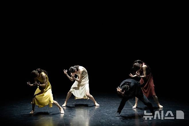 [서울=뉴시스]정은영의 '억압(抑壓)' 공연 장면. (사진=국립발레단 제공)