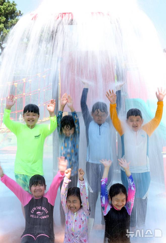 [부산=뉴시스] 하경민 기자 = 부산지역에 폭염경보가 발효 중인 20일 수영구 어린이 워터파크에서 어린이들이 시원한 물벼락을 맞으며 더위를 식히고 있다. 2025.08.20. yulnetphoto@newsis.com