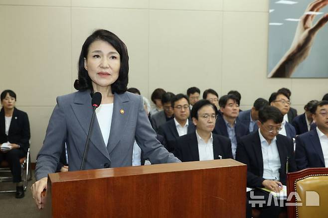 [서울=뉴시스] 고승민 기자 = 이진숙 방송통신위원장이 20일 서울 여의도 국회에서 열린 과학기술정보방송통신위원회 전체회의에서 2024년 결산보고를 하고 있다. 2025.08.20. kkssmm99@newsis.com