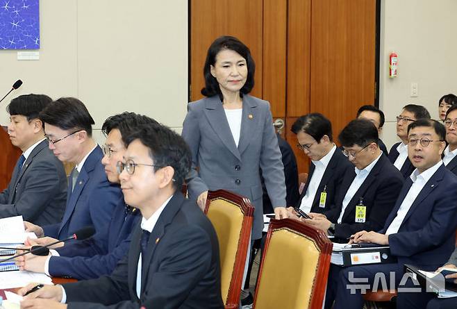 [서울=뉴시스] 고승민 기자 = 이진숙 방송통신위원장이 20일 서울 여의도 국회에서 열린 과학기술정보방송통신위원회 전체회의에서 2024년 결산보고 후 자리로 돌아가고 있다. 2025.08.20. kkssmm99@newsis.com