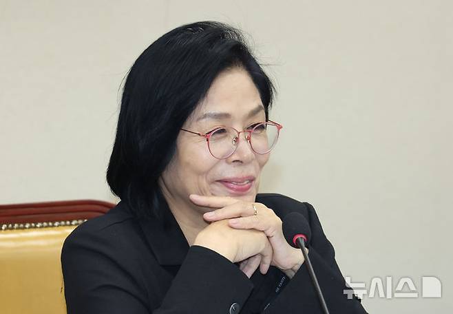 [서울=뉴시스] 고승민 기자 = 최민희 국회 과방위원장이 20일 서울 여의도 국회에서 열린 과학기술정보방송통신위원회 전체회의에서 박정훈 국민의힘 의원과 이진숙 방송통신위원장의 질의응답 시간 동안 미소짓고 있다. 2025.08.20. kkssmm99@newsis.com