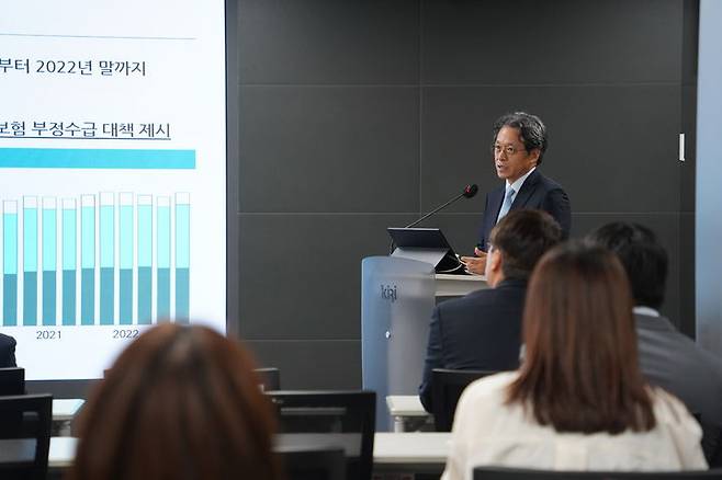 [서울=뉴시스] 전용식 보험연구원 선임연구위원이 20일 서울 여의도 보험연구원에서 열린 세미나에서 자동차보험 경상환자 현황 관련 발표를 하고 있다. (사진=보험연구원 제공) 2025.08.20. photo@newsis.com *재판매 및 DB 금지