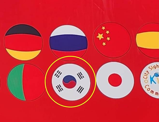 엉터리 태극기를 그려 넣은 두바이 시티 버스 [서경덕 교수 제공]